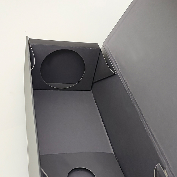 Portable magnetic gift box