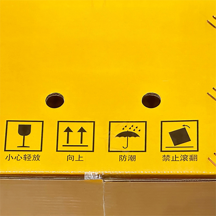 Fruit packaging box with ventilation holes